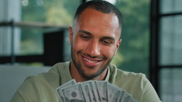 Heureux Souriant Homme Riche Des Années Avec Soies Afro Américain — Video