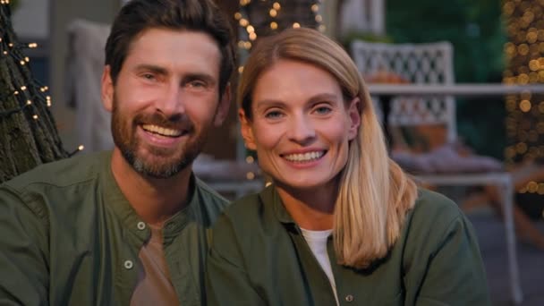 Retrato Vista Frontal Close Engraçado Duas Pessoas Sorrindo Dente Caucasiano — Vídeo de Stock