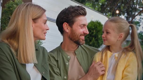 Beyaz Mutlu Sevgi Dolu Bir Aile Açık Havada Konuşuyor Baba — Stok video