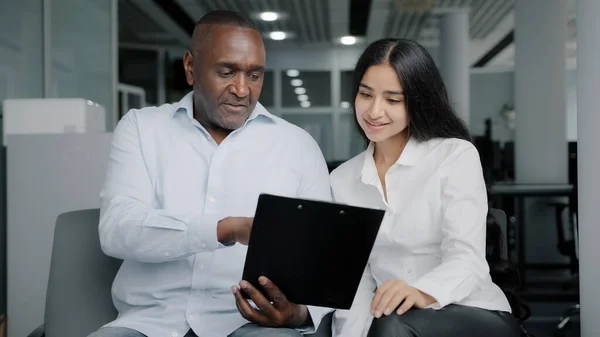 Diverse Zakenpartners Zitten Kantoor Bespreken Papieren Instructie Afrikaanse Zakenman Tonen — Stockfoto