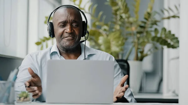 Profesor Instructor Africano Senior Usa Auriculares Usando Cámara Web Para — Foto de Stock