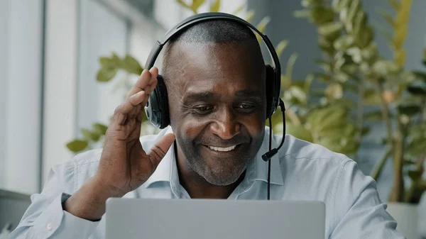 Senior Africký Zaměstnanec Sedět Kanceláři Stolu Nosit Sluchátka Mikrofonem Připojit — Stock fotografie