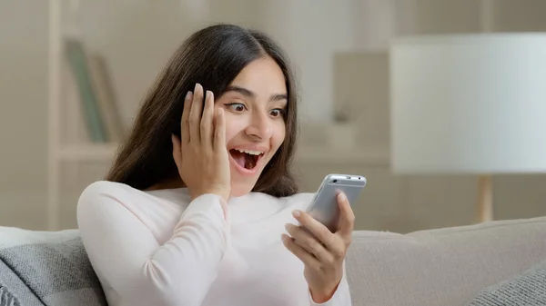 Satisfecho Cliente Feliz Mirada Femenina Pantalla Del Teléfono Ganar Subasta — Foto de Stock