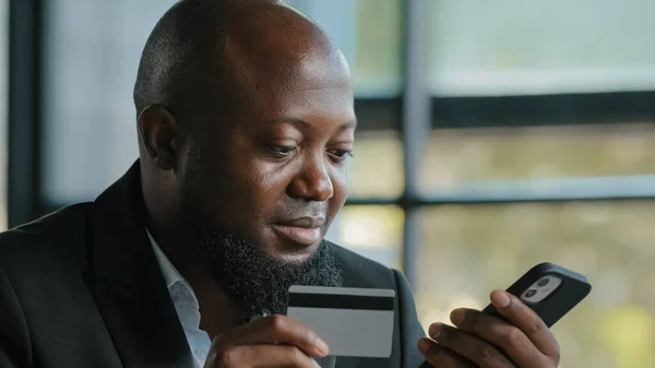 Afrikaanse Klant Zakenman Invoeren Van Creditcardgegevens Gebruik Beveiligingscode Voor Elektronisch — Stockfoto