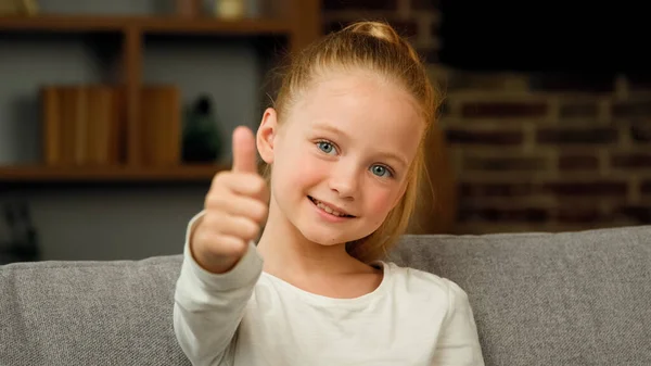 Porträt Kaukasier Glücklich Zufrieden Blondes Mädchen Wenig Positives Kind Kind — Stockfoto