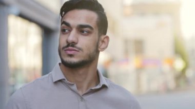 30 'lu yılların sakallı İspanyol asıllı, sokakta dikilip düşünceli, düşünceli, kağıt bardaktan çay içen bir adam. İş adamı dışarıda dinlenip kahve içmeyi düşünüyor.