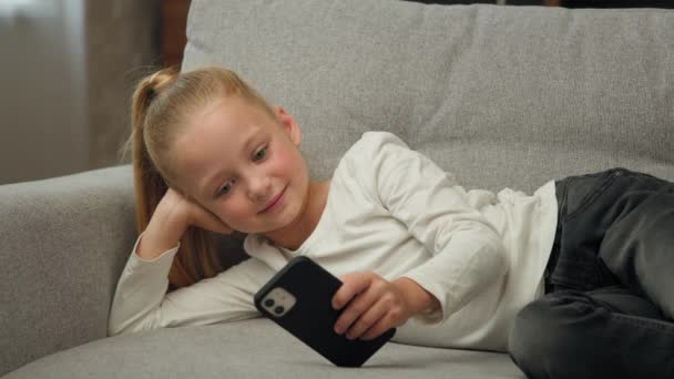 Умный Ребенок Пользователь Молодого Поколения Младшая Девочка Использовать Современный Смартфон — стоковое видео