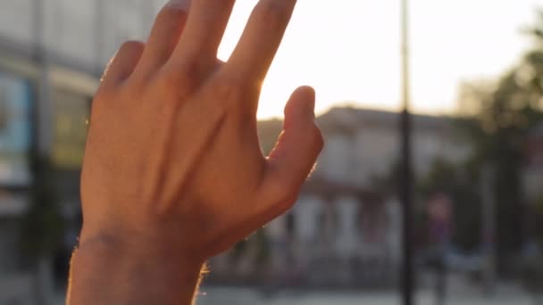 Nicht Wiederzuerkennen Mann Kerl Hält Männliche Hand Sonnenlicht Freien Der — Stockvideo