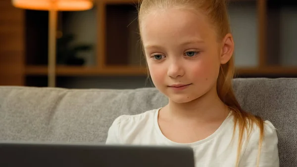 Entzückende Preteen Kleines Mädchen Sitzt Auf Der Couch Mit Modernen — Stockfoto