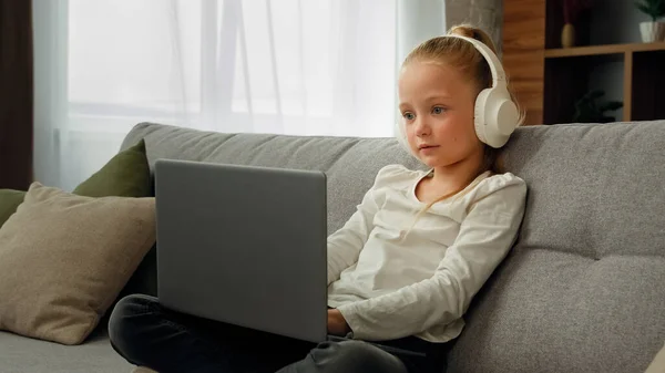 Entspannte Lustige Schülerin Trägt Kopfhörer Mit Laptop Grüßt Klassenkameraden Videokonferenz — Stockfoto