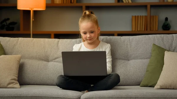 Nettes Kleines Gamer Schulmädchen Das Online Moderne Computerspiele Spielt Und — Stockfoto