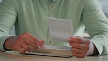 Tanınmayan iş adamının erkek ellerini kapat. Girişimci işveren. Kredi kartı tebligatı ile zarfı aç.