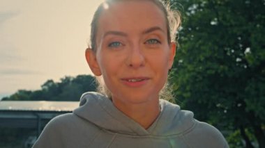 Beyaz kadın fitness eğitmeni spor blogcusu nüfuz kayıtları vücut bakımını destekleyen video blogunu motive ediyor sağlıklı yaşam tarzı solunum egzersizleri yapma tekniğini açıklıyor