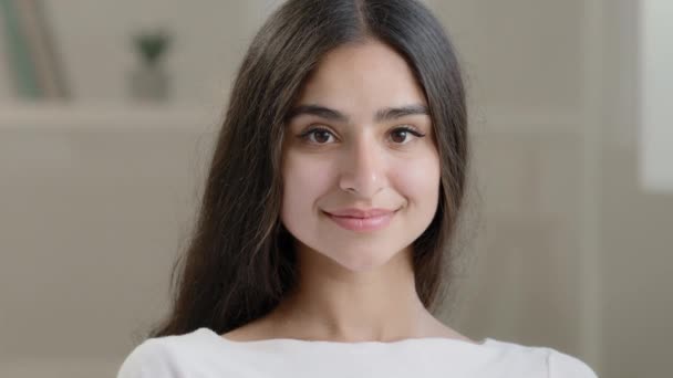 Όμορφη Νεαρή Αραβίδα Μεσανατολίτισσα Μελαχρινή Γυναίκα Γύρω Στα Μοντέλο Γυναίκας — Αρχείο Βίντεο