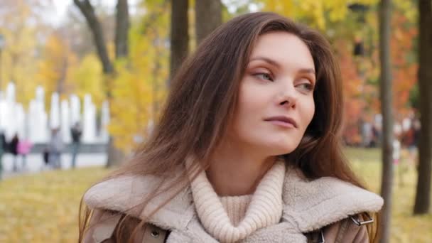 Attraktive Kaukasische Modische Mädchen Brünette Modell Touristenreisende Posiert Allein Herbst — Stockvideo