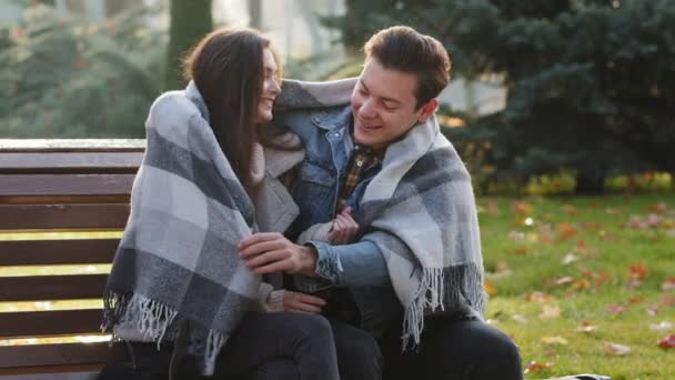 Mignon Amour Couple Assis Sur Banc Réchauffement Mutuellement Couverture Laine — Video
