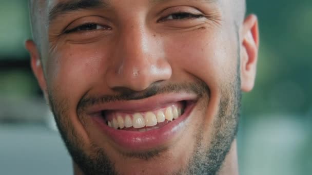 近照男性肖像画开开开心心无忧无虑的微笑非洲拉丁男人客户端商人健康的胡子老板企业家模型白牙笑着看着相机 — 图库视频影像