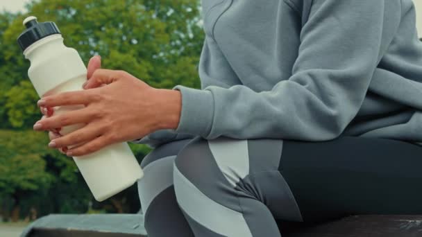 Nahaufnahme Unbekannte Athletin Gesunde Läuferin Tragen Sportanzug Sitzen Auf Bank — Stockvideo