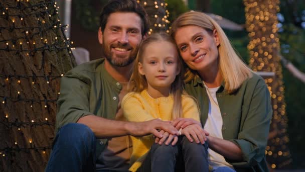 Retrato Família Caucasiano Feliz Livre Perto Luzes Close Sorrindo Mãe — Vídeo de Stock