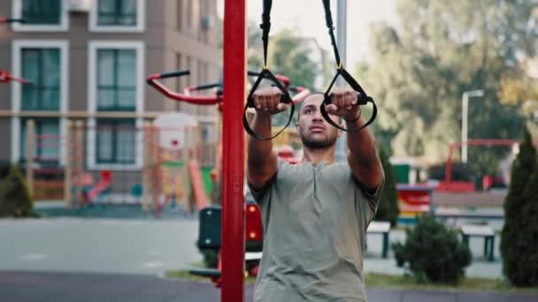 Мужчина Бодибилдер Атлетический Латиноамериканец Тренировки Открытом Воздухе Спортивной Площадке Летом — стоковое видео