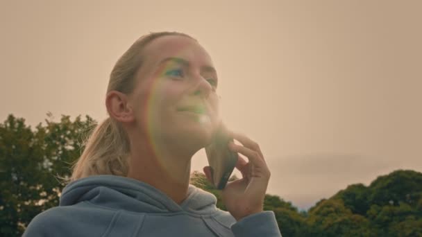 Güzel Sağlıklı Beyaz Kadın Beyaz Tenli Koşucu Sabah Güneşinin Altında — Stok video