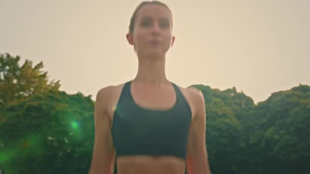 Kavkazský Sportovec Zdravá Žena Sportovním Oblečení Cvičení Skoky Venku Parku — Stock video