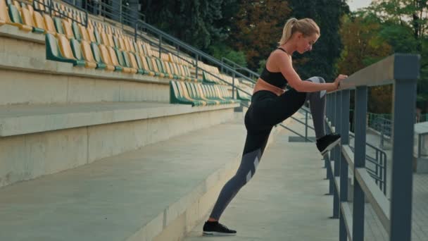 Mulher Atlética Preto Moda Sportswear Bom Treinamento Forma Física Antes — Vídeo de Stock