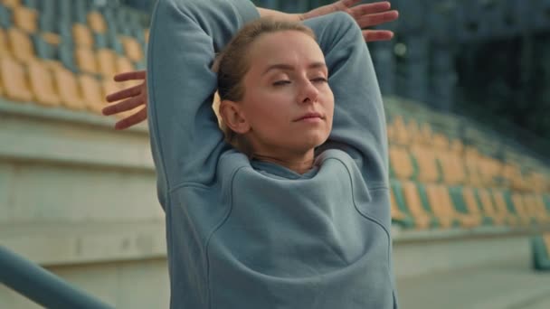Femeia Tânără Care Face Exerciții Aerobic Singur Stadion Pus Mâinile — Videoclip de stoc
