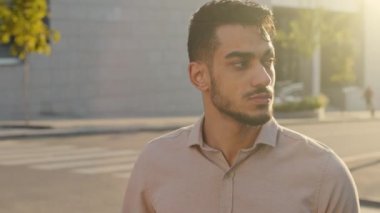 Yakın plan ciddi erkek turist Hintli Latin işadamı yaya geçidinde durmuş yol ayrımını düşünüp sokakta kaybolmayı bekliyor.