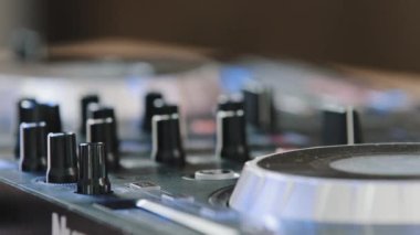 Yakından tanınmayan erkek elleri DL konsol ses mühendisi müzisyeninin düğmesine basar. Kulüp partisinde elektronik müzik çalan müzisyen stüdyoda müzik sanatları yaratır.