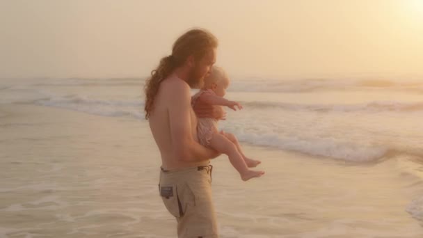 Felice Padre Famiglia Caucasico Che Porta Abbracciando Piccolo Bambino Divertente — Video Stock