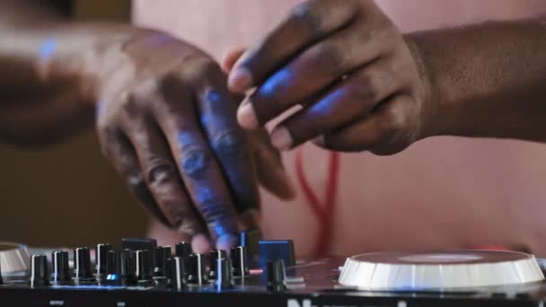 难以名状的酷非洲Dj站在混音器控制器前创作新的声乐歌曲 在夜总会的摇摆舞派对上欣赏夜生活 播放电子音乐旋转音量按钮 — 图库视频影像