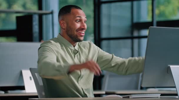 Afroamerikanisch Geschäftsmann Arbeitgeber Unternehmer Manager Ceo Eingabe Von Tastatur Computer — Stockvideo