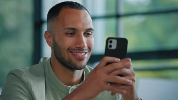 Afroamericano Uomo Barbuto Chiuso Utilizzando Smartphone Uomo Datore Lavoro Imprenditore — Video Stock