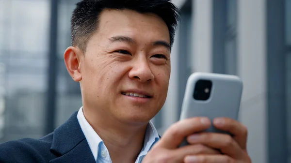 Close Mężczyzna Mieście Zewnątrz Patrząc Ekran Telefonu Azji 40S Przedsiębiorca — Zdjęcie stockowe