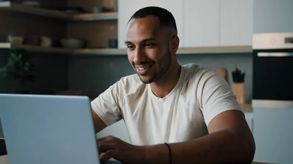 Africano Latina Homem Masculino Cozinha Casa Jogar Jogo Online Navegando — Fotografia de Stock