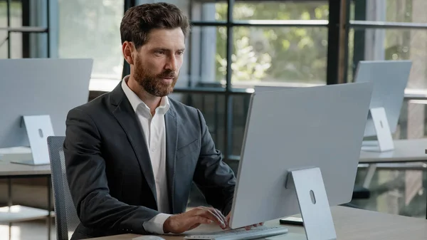 Uomo Lavoratore Freelance Barbuto Adulto Successo Ufficio Che Lavora Digitando — Foto Stock