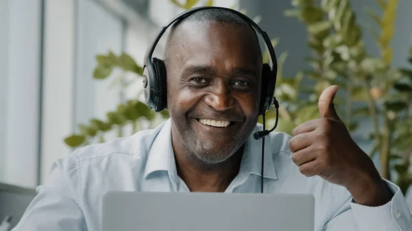Senior Afrikaanse Werknemer Zitten Kantoor Bureau Dragen Koptelefoon Met Microfoon — Stockfoto