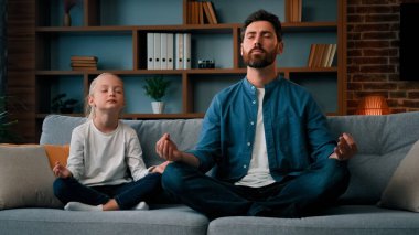 Sağlıklı Kafkas aile yogası birlikte nilüfer çiçeği pozu verin genç baba küçük kızına meditasyon öğret duygularınızı dindirin karantina sırasında evde iyi bir yaşam alışkanlığı edinin stres yok