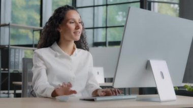 Klavyede bilgisayar üzerinde çalışan kendine güvenen genç kadın profesyonel yönetici, iş yerinde internet tarayıcı sitesindeki arama bilgilerinde oturuyor ve sipariş veriyor.