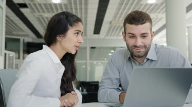 Çeşitli iş arkadaşları avantajlı sözleşmeyi tartıştılar genç bayan ofis yöneticisi müşteri erkek yatırımcı el sıkışma anlaşmasını takım çalışmasına bağladı