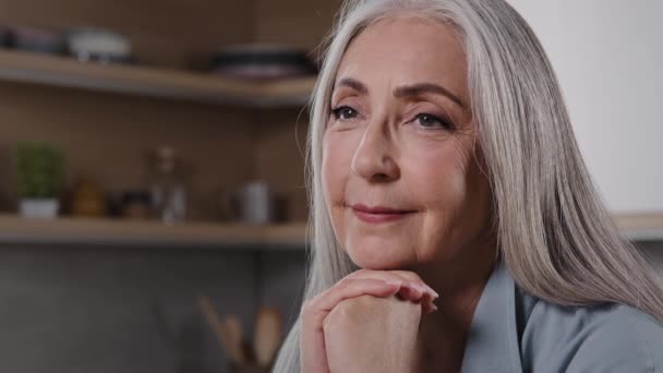 Yakın Çekim Portresi Gülümseyerek Evde Dinlenen Yaşlı Bir Kadın Katlanmış — Stok video