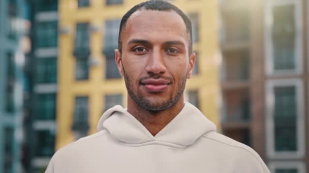 Çekici Bir Erkeğin Portresi Olumlu Tavsiye Verir Bir Seçimin Iyi — Stok video