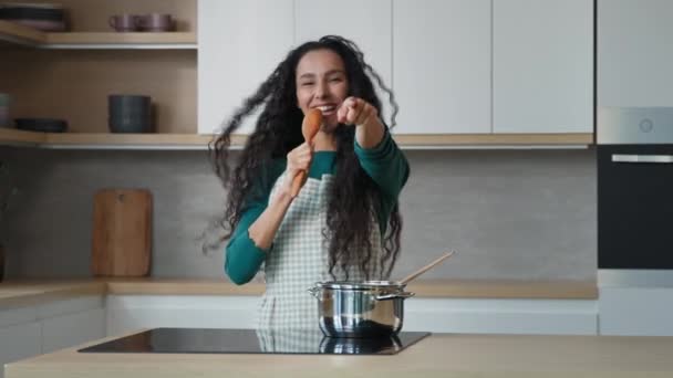 Crazy Énergique Femme Artistique Cuisinière Amuser Seul Dans Cuisine Prendre — Video