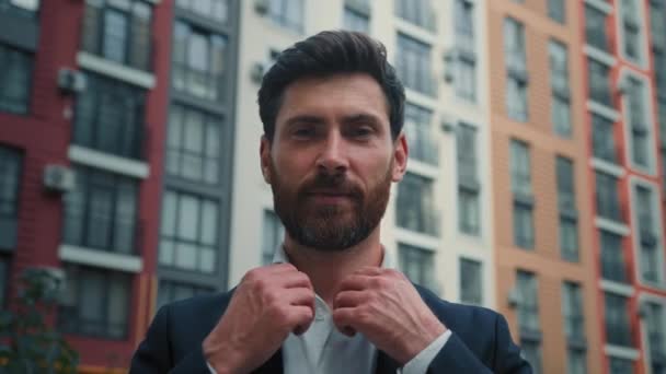 Portret Van Zelfverzekerde Aantrekkelijke Blanke Dertiger Jaren Man Met Stijlvolle — Stockvideo