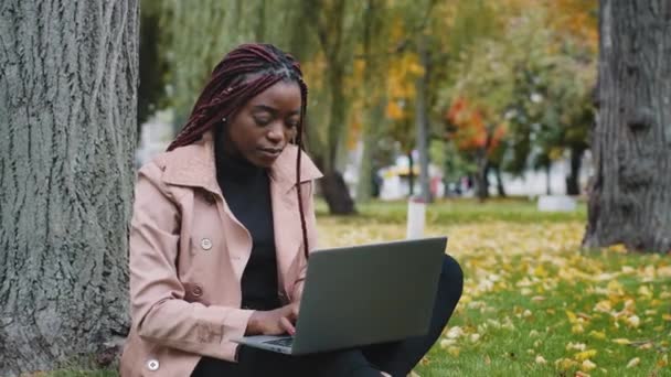 Enfocado Joven Afroamericana Estudiante Freelancer Escribiendo Ordenador Portátil Trabajando Estudiando — Vídeos de Stock