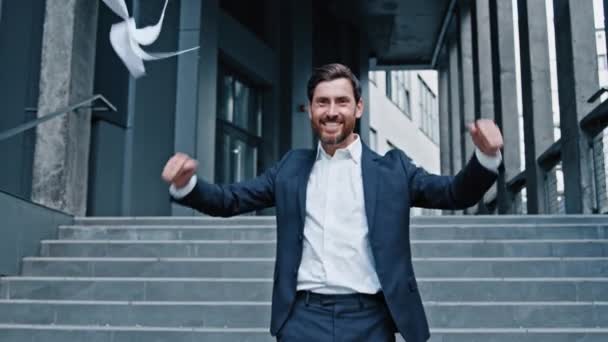Επιτυχημένος Άντρας Επιχειρηματίας Πετώντας Χαρτιά Γιορτάζοντας Νίκη Υπογράφοντας Επικερδές Συμβόλαιο — Αρχείο Βίντεο