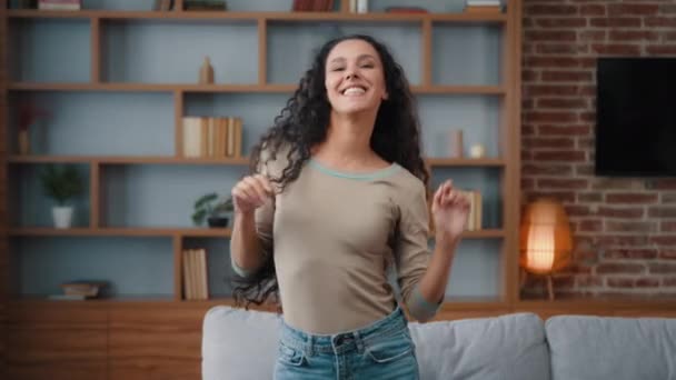 Happy Dançarina Ativa Menina Dona Casa Locatário Menina Mulher Dançando — Vídeo de Stock