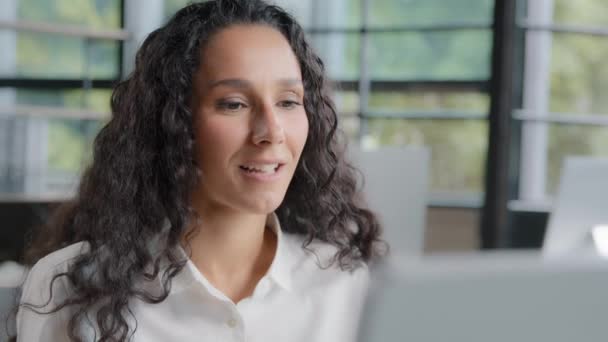 Positiv Kvinde Konsulent Taler Med Klienten Videochat Rådgive Hjælpe Med – Stock-video