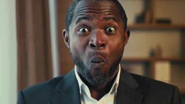 Close Zaskoczony Szczęśliwy Afrykanin Amerykański Człowiek Patrząc Aparat Mówiąc Wow — Wideo stockowe